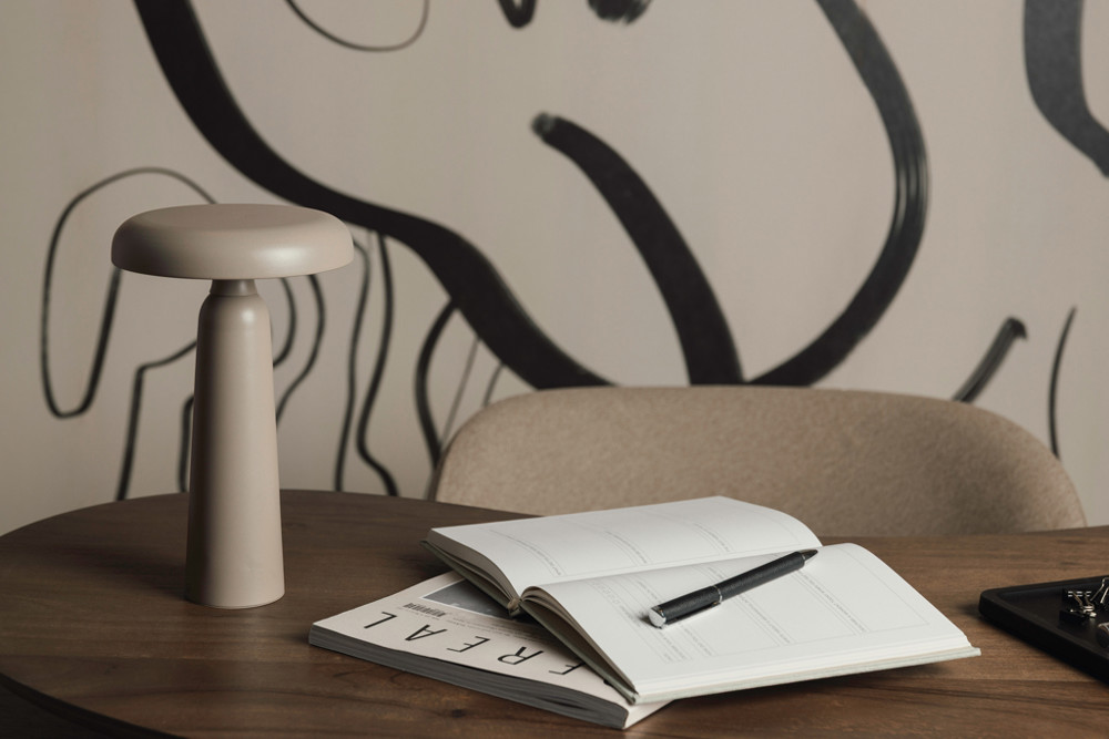 VINGA Avery RCS Tischlampe
